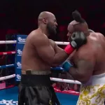 Неверојатна ситуација: Боксер за време на борба остана без перика (Видео)