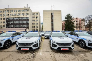 (ФОТОГАЛЕРИЈА) МВР ДОБИ 120 НОВИ ВОЗИЛА: Мицкоски и Тошковски по 15 години го обновија возниот парк на полицијата