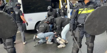(ВИДЕО) ПОЛИЦИЈАТА АПСЕШЕ: Немири во Хаг по пресудата за Тачи
