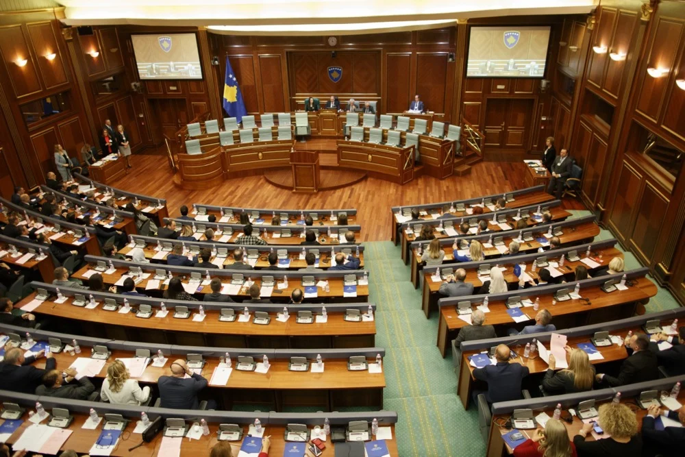 Солзавец пред Собранието во Приштина, демонстрантите не им дозволуваа на пратениците да излезат