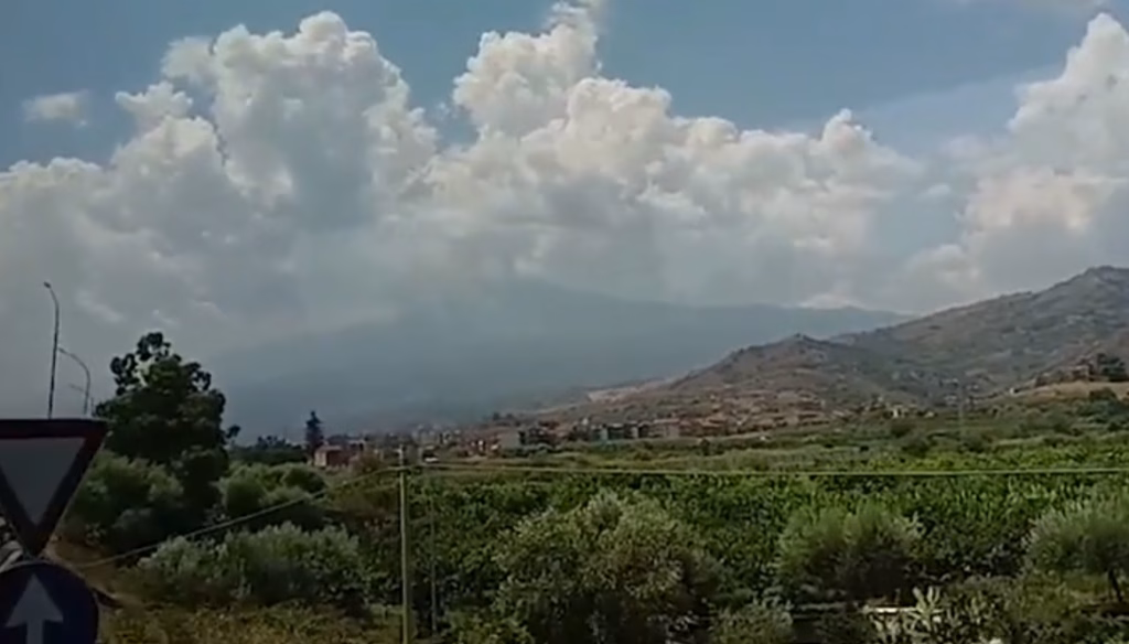 Нова, моќна ерупција на Етна го блокираше аеродромот во Катанија