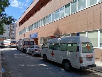 Малолетник пренесен в болница: Го нападнал родител на негов соученик