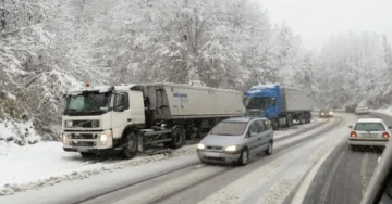 ЗАБРАНА ЗА СООБРАЌАЈ ЗА КАМИОНИ И АВТОБУСИ: Поради снег затворен патот Тетово – Попова Шапка