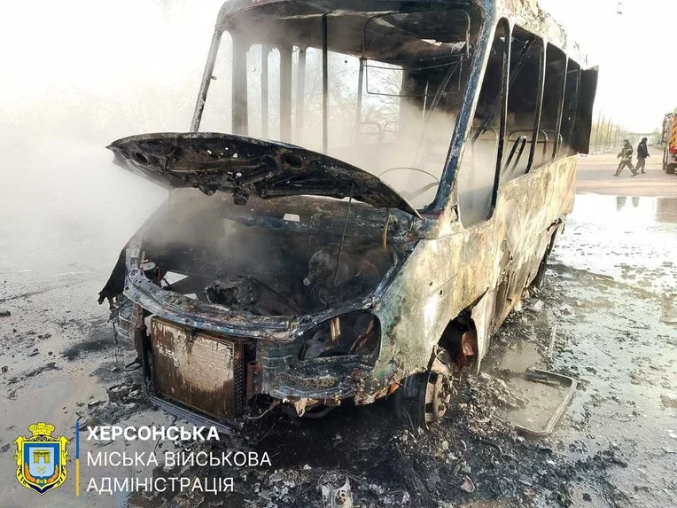 Русите погодија минибус во Херсон, со дрон нападнаа 70-годишник на велосипед