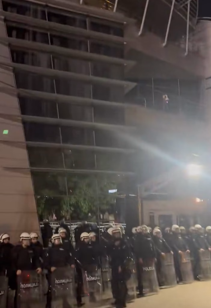 По Информер, граѓаните се собраа пред телевизија Пинк – зградата гаѓана со јајца