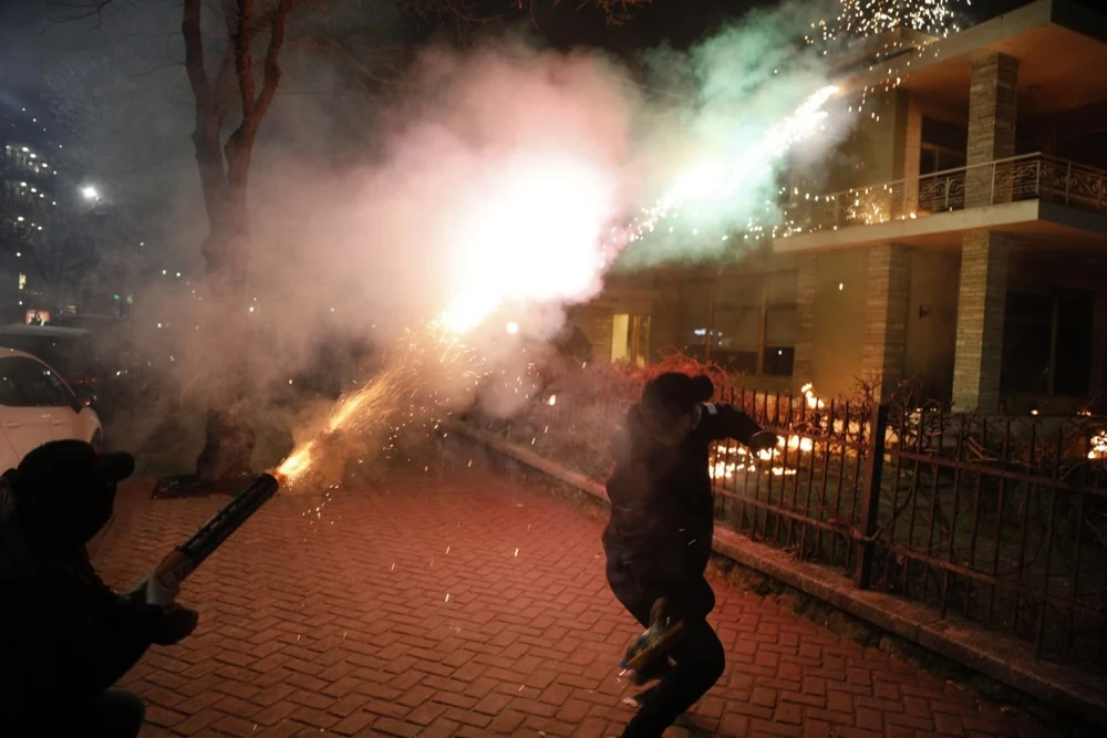 (Видео) Протест во Албанија: Фрлени молотови коктели врз владата