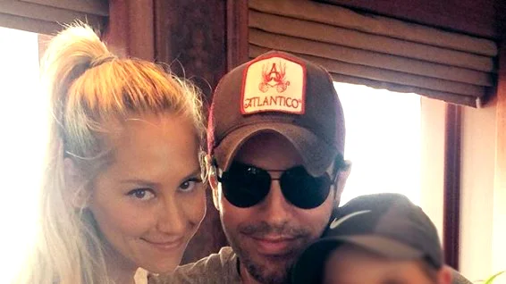 (Фото) Сите личат на неа: Енрике Иглесијас и Ана Курникова објавија ретка фотографија од четирите деца