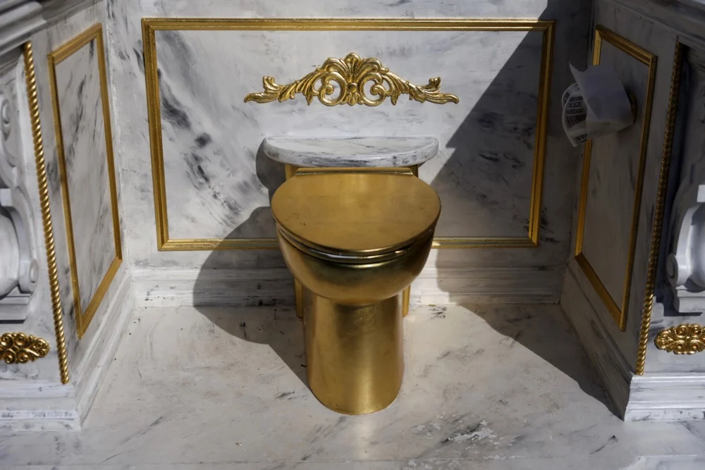 (Видео) Златна ВЦ школка се појави во близина на Белата куќа: „Му оддаваме почит на визионерот Трамп“