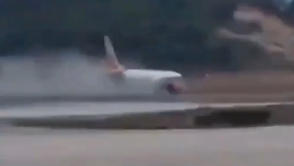 ВИДЕО Хаос во летот, авионот ги изгуби тркалата: Слетувањето беше драматично