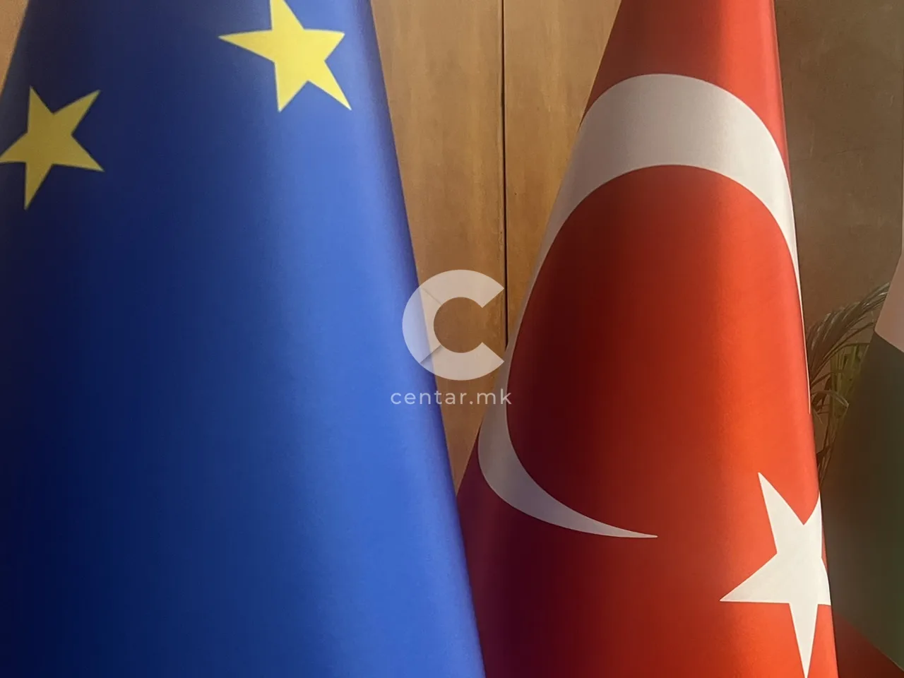 ДВАЈЦА ЗАГИНАТИ ВО УРИВАЊЕТО ВО ИСТАНБУЛ: Спасувачите сè уште пребаруваат под урнатините