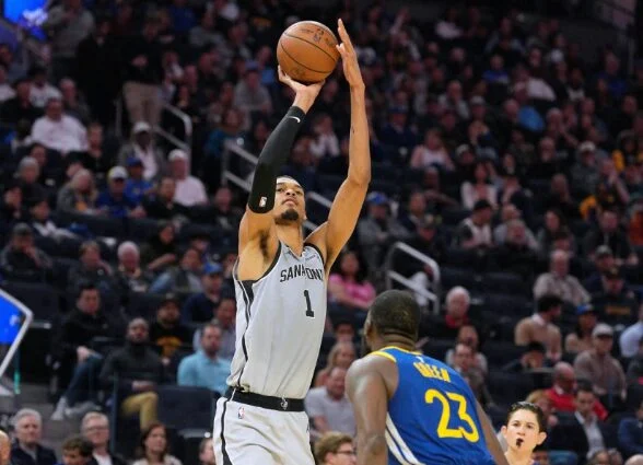 (Видео) Доминација на Вембањама, влезе во историјата на НБА