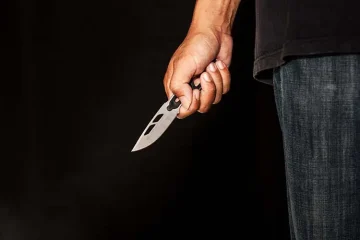 ГО БОДЕЛА СО НОЖ, ПА ГО ГРЕБЕЛА СО НОКТИ: Хрватка го оскатила сопругот кавадарчанец