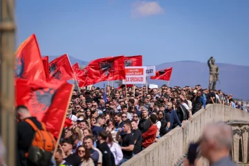 КОМЕНТАР ЗА ПРОТЕСТОТ НА АЛБАНСКИТЕ СТУДЕНТИ: Една запирка менува пресуда, не па различен јазичен контекст