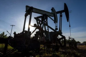 Цените на нафтата пораснаа најмногу во еден месец поради новите ескалации на Блискиот Исток