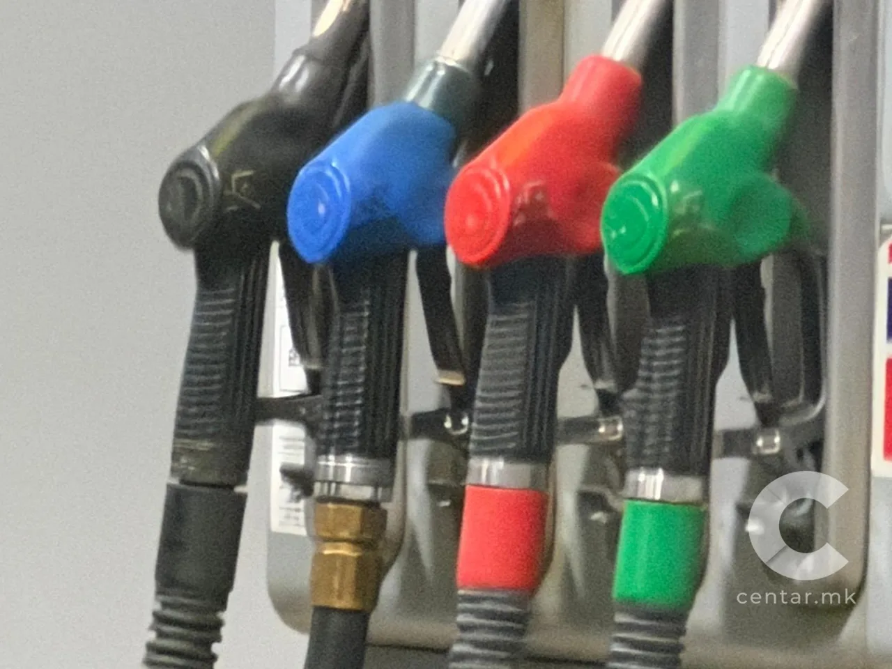 Доцна попладнево утврдени нови цени на горивата