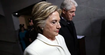 (ВИДЕО) ПОРАДИ НИВНАТА ПОВРЗАНОСТ СО ЕПШТАЈН: Републиканците бараат да им се суди на Бил и Хилари Клинтон