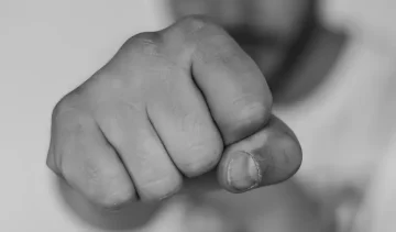 СКРШИЛ ТРИ РЕБРА: Кумановец крвнички ја претепал сопругата