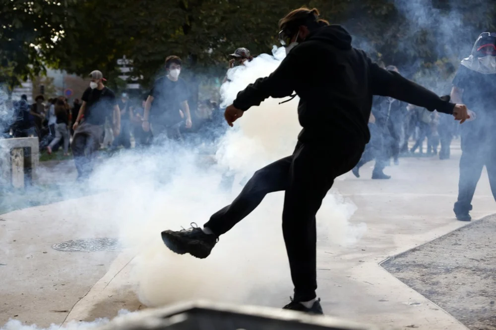 (Видео) Протести низ Франција: блокирани училишта, судири со полицијата и стотици илјади на улиците