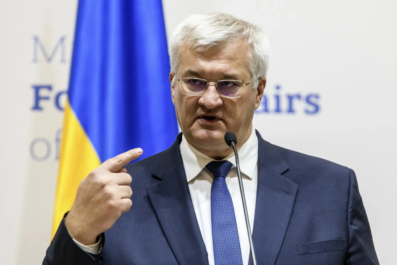 „Денот кога Москва гори“: Украинскиот министер му испрати порака на Путин заедно со фотографија