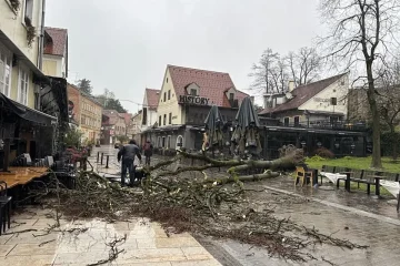 (ВИДЕО) НЕВРЕМЕТО НАПРАВИ ХАОС ВО ЗАГРЕБ: Училиштата се затворени, а јавниот превоз е во колапс
