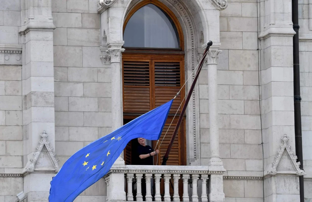 По 12 години, знамето на ЕУ повторно ќе се вее над унгарскиот парламент