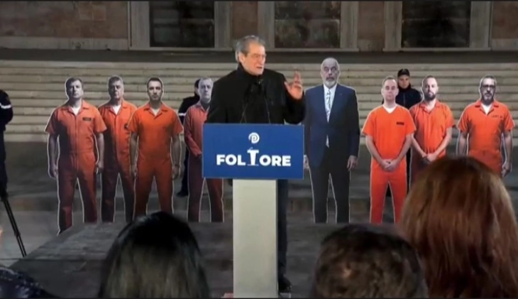 Мирен протест на опозицијата пред владата во Тирана, новата година ја почнува со масовни протести