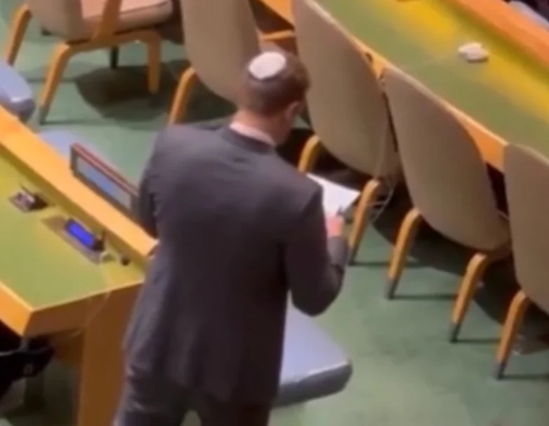 (Видео) Многумина ја напуштија салата за време на говорот на Нетанјаху, Израелец запишуваше кои делегации се отсутни