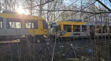 (ВИДЕО) ДИРЕКТЕН СУДИР НА ВОЗОВИ ВО ДАНСКА: Голема железничка несреќа во близина на Копенхаген, најмалку 17 повредени
