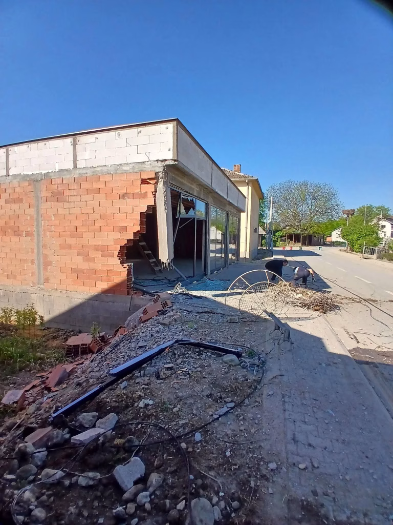 ХАОС ВО РОСОМАН: 23-годишник со „БМВ“ рушел столбови и влета во дуќан, предизвикана огромна штета