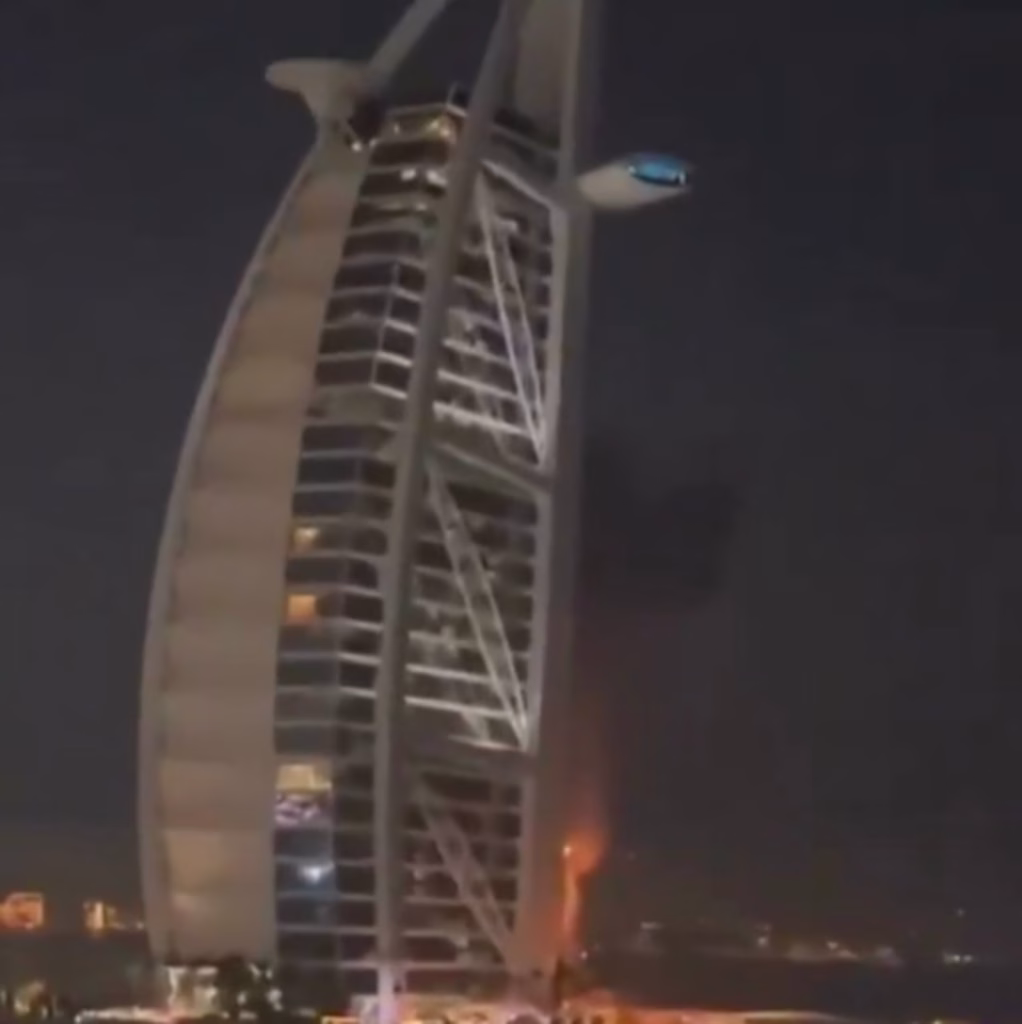 ВИДЕО Погоден најпознатиот хотел во Дубаи Бурж Ал Араб