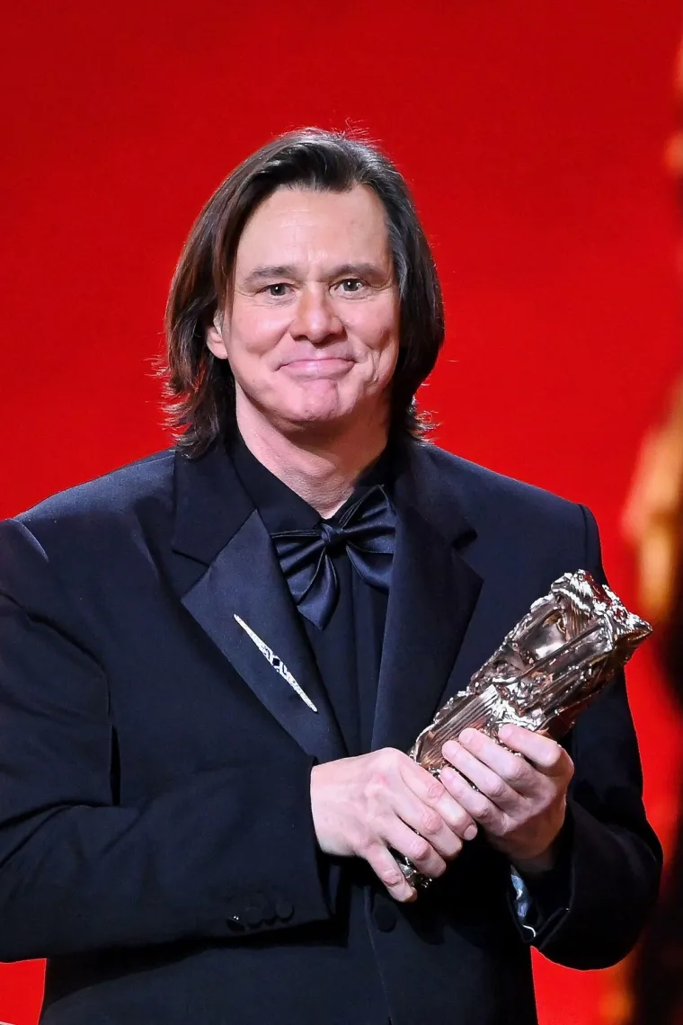 ОПЕРАЦИИ ИЛИ…? / Џим Кери изгледа непрепознатливо: Пластичниот хирург објаснува каде „се заглавил“