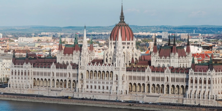 Унгарскиот парламент го ограничи максималниот мандат на премиерот на осум години