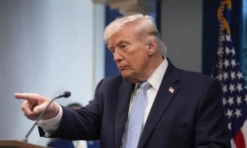 ТРАМП ГО ОТФРЛИ ИРАНСКИОТ ПРЕДЛОГ ЗА ПРИМИРЈЕ: Не ја исклучи можноста за нови воздушни напади по изборите
