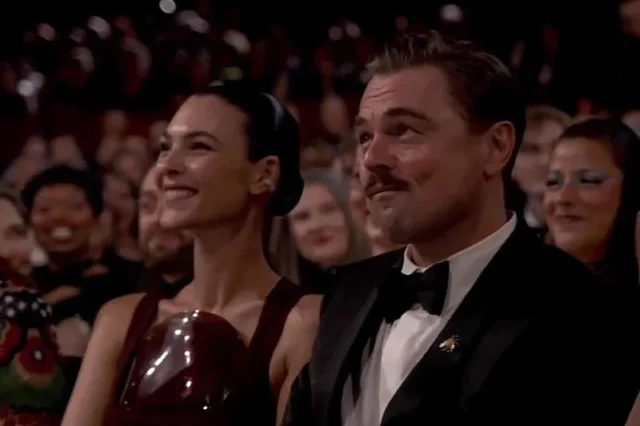 (Фото) Дикаприо првпат придружуван од 24 години помладата девојка на Оскарите: Топмоделот Виторија блесна во бордо фустан