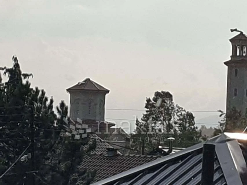 (Фото) Невремето го турна крстот на црквата “Св. Јован” во Бутел, откорнати покриви, паднати дрвја и искинати кабли за струја