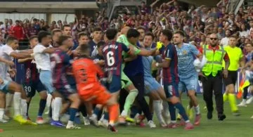 (Видео) Голманот на Сарагоса брутално нокаутира противнички играч