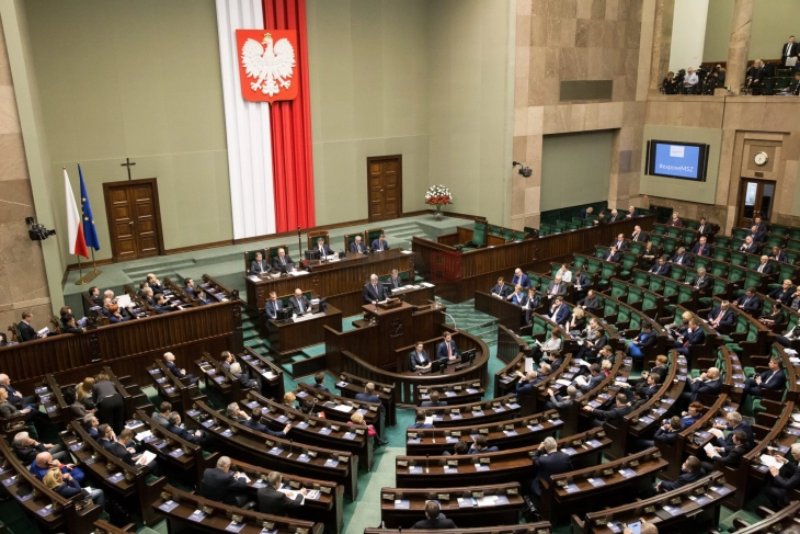 Полска воведува до пет години затвор за онлајн пренос на убиства и силувања
