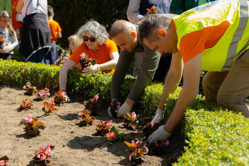 (Фото) Портокалов ден во Градскиот парк: Нов изглед на холандскиот лавиринт
