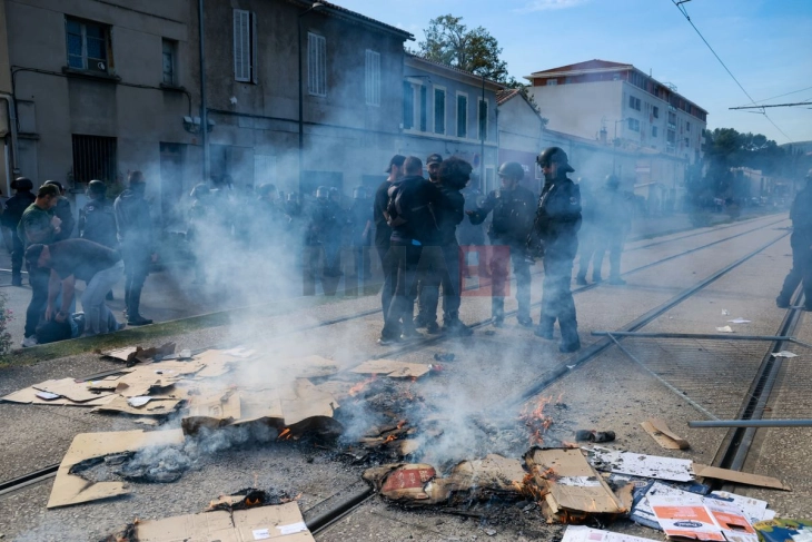 Франција се обидува да ги смири протестите во училиштата, илјадници лица се приведени