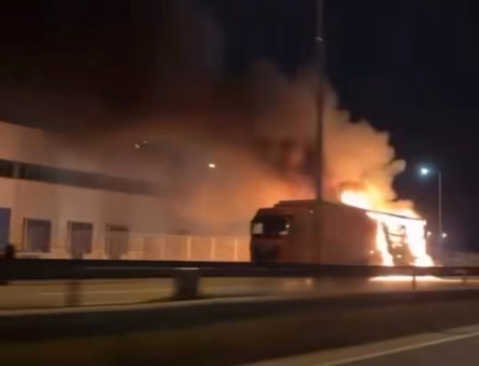 На автопат кон Скопје: Горат камион и автомобил кај Хиподром – сообраќајот е во прекин!