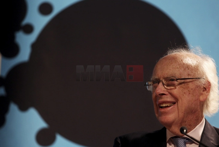 Почна нобеловецот Вотсон – еден од научниците што ја откри структурата на ДНК