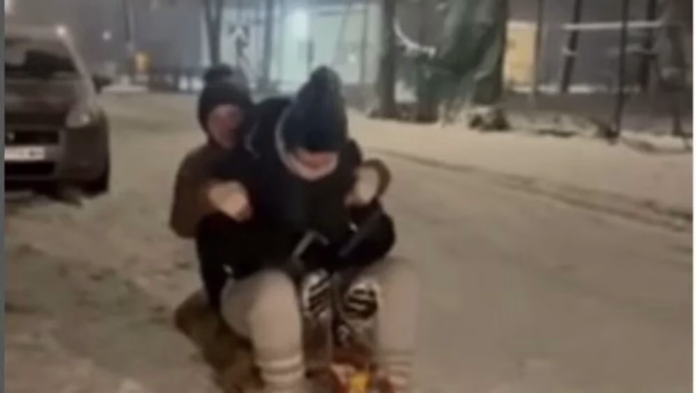 ВОЗНЕМИРУВАЧКО ВИДЕО Страшна несреќа во соседството: Тинејџерки паднале од санки, автомобил ги прегазил