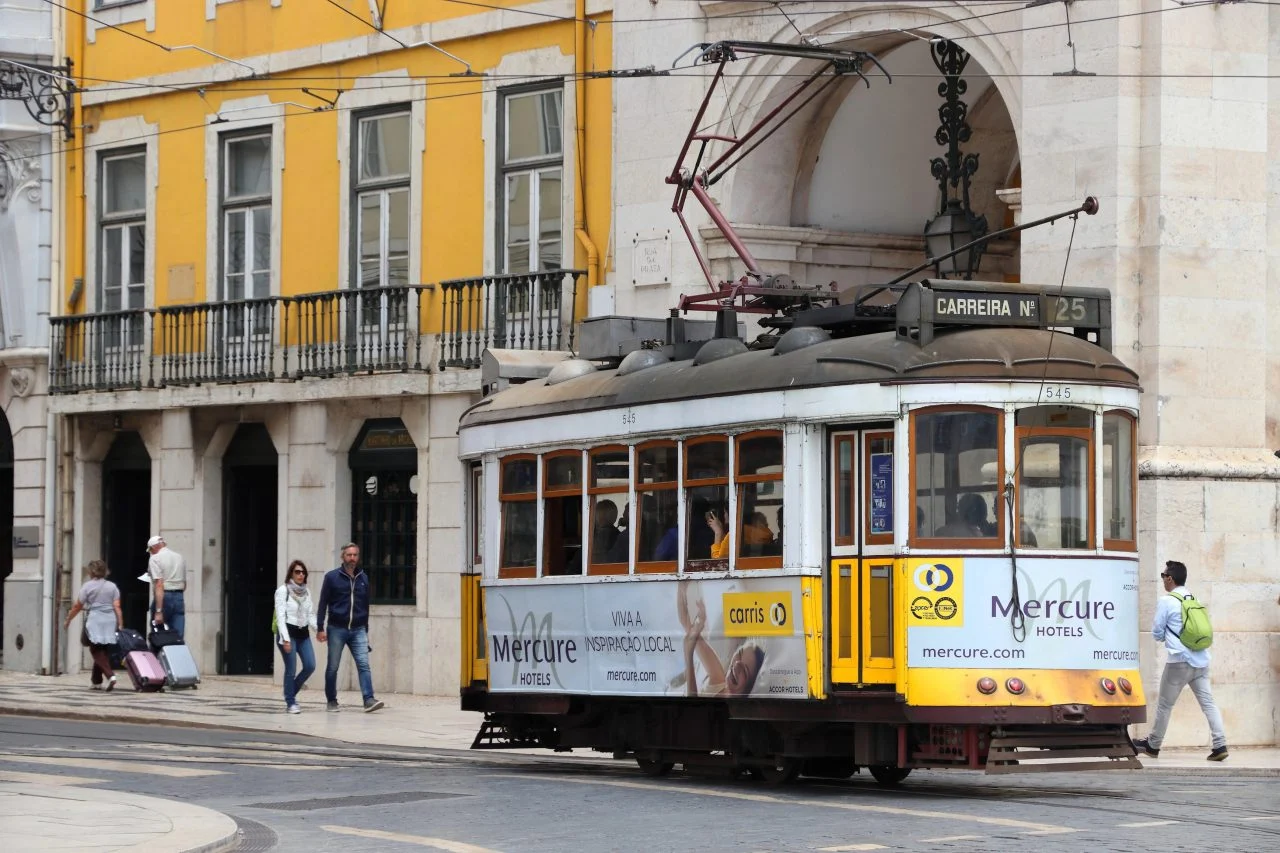 (Видео) Се запали трамвај во Милано