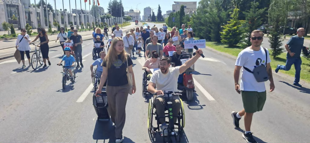 Луѓето со попреченост бараат пристапни тротоари и патеки