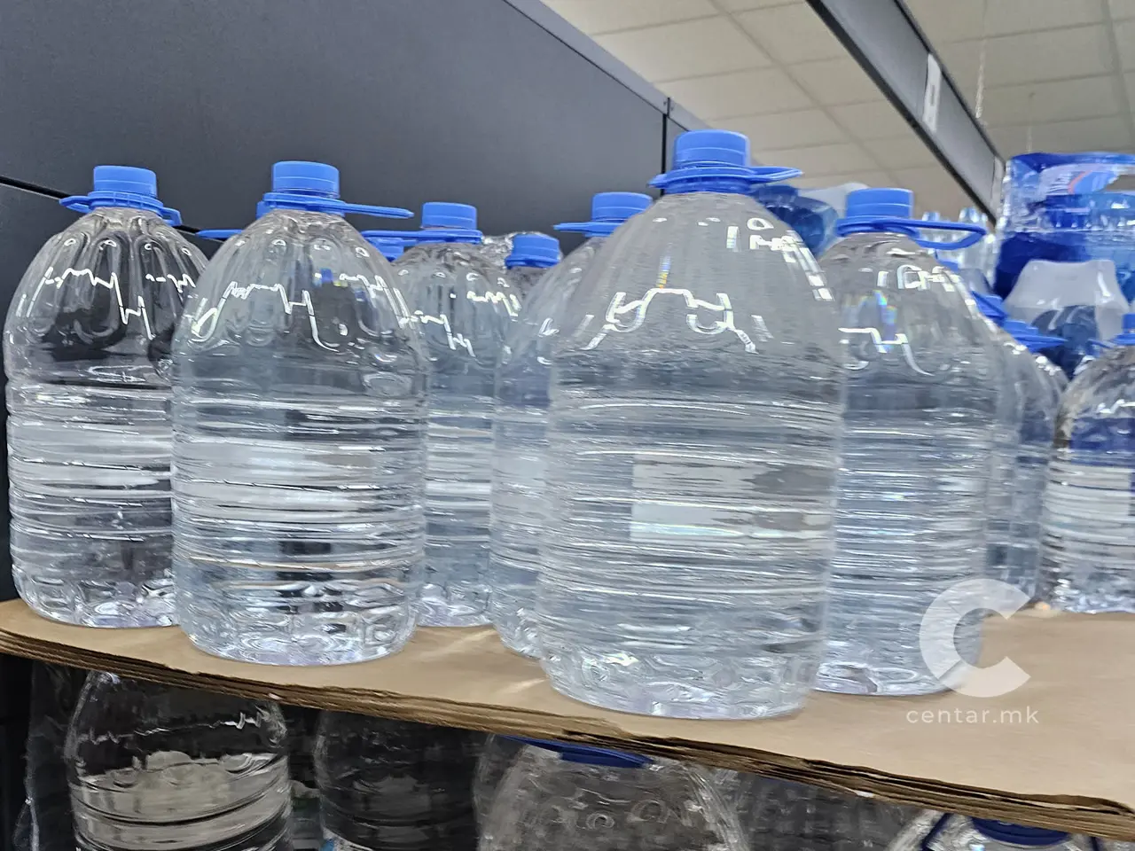 ПИЕМЕ ВОДА ОД ШИШЕ И КОГА ДОМА ИМА ЧЕШМА – Кога флашираната вода стана секојдневна потреба?