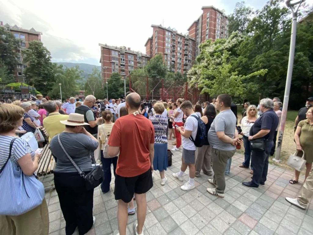 Жителите на Капиштец на протест: Секој викенд  сме изложени на  прегласна музика, сериозен  проблем е и паркингот