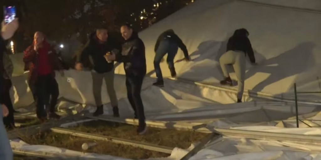 ПАДНА „ЧАЦИЛЕНД“: Граѓаните влегоа во кампот на поддржувачите на Вучиќ, го уриваат
