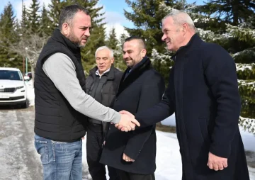 НА ПОНИКВА: Тошковски на заеднички ручек со семејствата на загинатите бранители