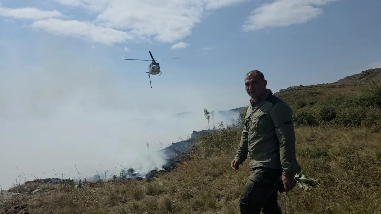(Видео) Хеликоптер што гаснеше пожар го „избања“ Ангелов додека даваше изјава на лице место