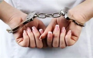 Млада жена од Гостивар претепала полицаец во Скопје